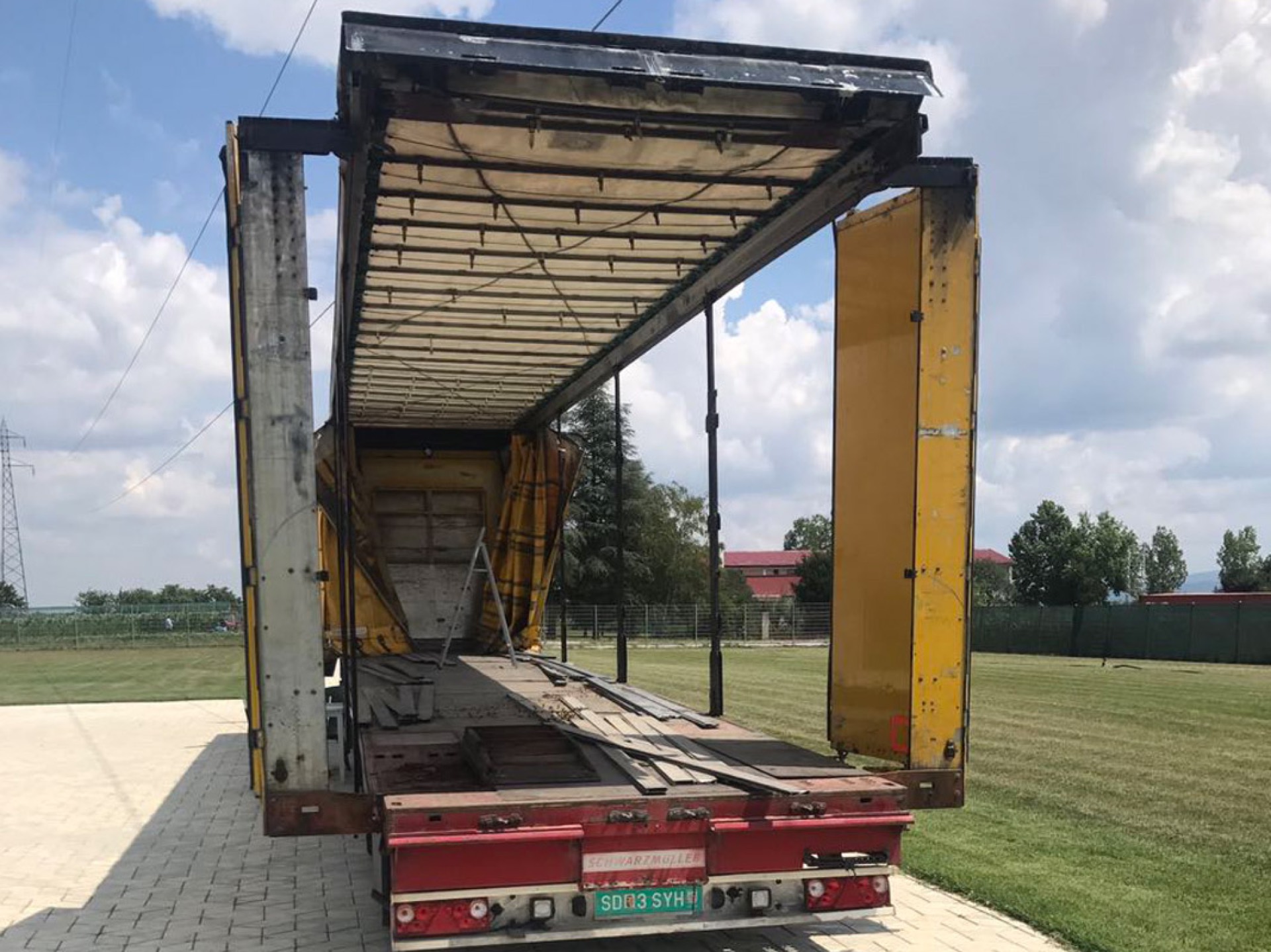 Otvorena prikolica sa koritom za kotur lima